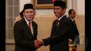 Presiden Joko Widodo resmi melantik Triawan Munaf sebagai Kepala Badan Ekonomi Kreatif di Istana Negara, Jakarta, Senin (26/1/2015). (Liputan6.com/Faizal Fanani)
