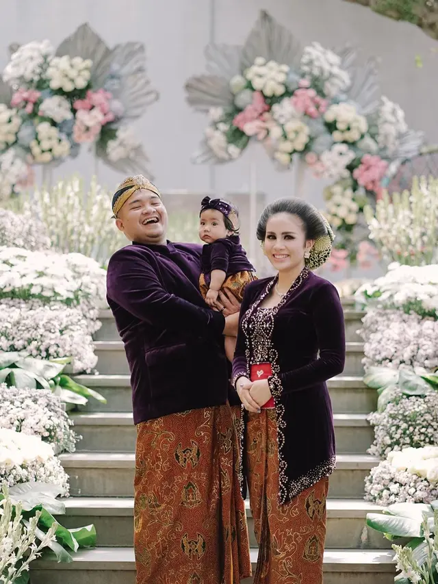Momen Prosesi Tedak Siten Anak Momo Geisha (sumber: instagram/antzcreator)