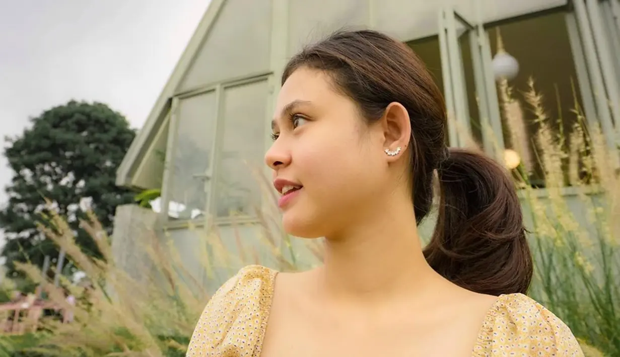 Banyak yang menyebutkan bahwa artis kelahiran 7 Maret 2000 ini memiliki paras yang mirip dengan Michelle Ziudith. Ketika disandingkan, keduanya pun nampak bak kakak adik padahal tak memiliki hubungan darah. (liputan6.com/IG/maiiizura)
