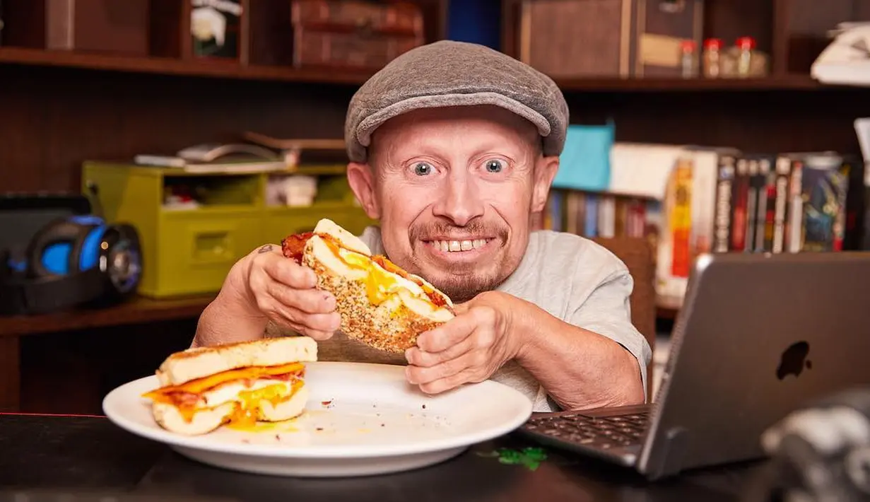 Verne Troyer dikenal publik saat ia memerankan Mini-Me dalam film Austin Powers: The Spy Who Shagged Me. Ia juga terlibat dalam film Men in Black, How the Grinch Stole Chrismast, dan Harry Potter and The Sorcerer's Stone. (Foto: instagram.com/vernetroyer)
