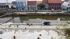 Pekerja menyelesaikan revitalisasi jalur pedestrian di pinggir Kali Krukut kawasan Kota Tua, Jakarta, Rabu (13/9). Revitalisasi dilakukan untuk memberikan nilai tambah pada Kota Tua sebagai salah satu destinasi wisata unggulan. (Liputan6.com/Angga Yuniar)