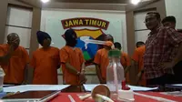 Pengedar narkoba dan barang bukti diamankan di Mapolres Tulungagung, Jawa Timur (ZainulArifin/Liputan6.com)