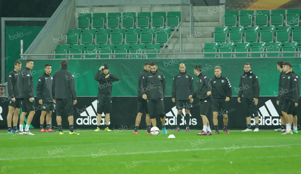 Skuat Sassoulo FC menjalani latihan ringan di Stadion Allianz, Rabu (19/10/2016) malam waktu setempat. (Bola.com/Reza Khomaini)