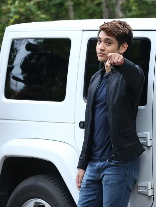 "Dia anak orang kaya, sekolahnya di Amerika, kedokteran. Ternyata dia harus pulang ke Indonesia dan ayahnya meninggal," jelasnya. (Bambang E. Ros/Bintang.com)