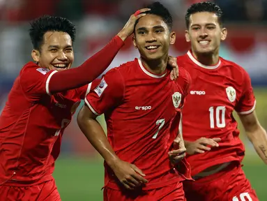 Hasil fantastis ditorehkan Timnas Indonesia U-23 di ajang Piala Asia U-23 2024. Berstatus tim debutan, Garuda Muda sukses melaju ke perempatfinal setelah pada laga pamungkas Grup A di Abdullah bin Khalifa Stadium, Doha, Qatar, Minggu (21/4/2024) menghancurkan Yordania U-23 dengan kemenangan 4-1. Empat gol kemenangan anak asuh Shin Tae-yong dicetak oleh Marselino Ferdinan (23' dan 70'), Witan Sulaeman (40) dan Komang Teguh (86'). Satu-satunya gol Yordania U-23 tercipta akibat gol bunuh diri Justin Hubner (79'). (AFP/Karim Jaafar)