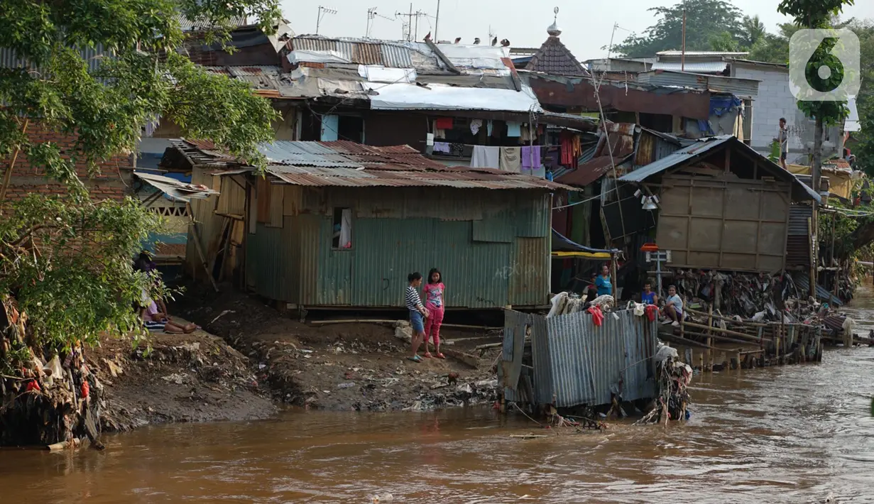 Aktivitas warga di bantaran Sungai Ciliwung, Jakarta, Senin (5/10/2020). Pemprov DKI mencatat kenaikan angka kemiskinan Jakarta sebesar 1,11 persen menjadi 4,53 persen pada bulan September 2020 karena terdampak pandemi COVID-19. (Liputan6.com/Immanuel Antonius)