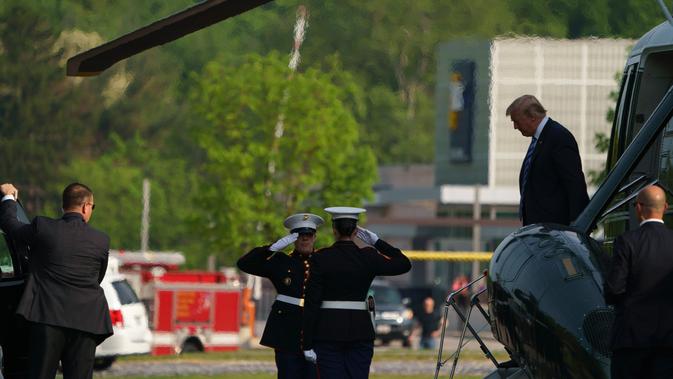 Presiden AS, Donald Trump turun dari helikopter Marine One setibanya di Pusat Medis Militer Nasional Walter Reed, Maryland, Senin (14/5). Melania Trump, istri Donald Trump, menjalani operasi untuk menyembuhkan kondisi ginjalnya. (AP/Carolyn Kaster)