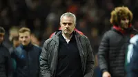 Jose Mourinho penasaran dengan pekerjaan melatih timnas Brasil. (AFP /OLI SCARFF)