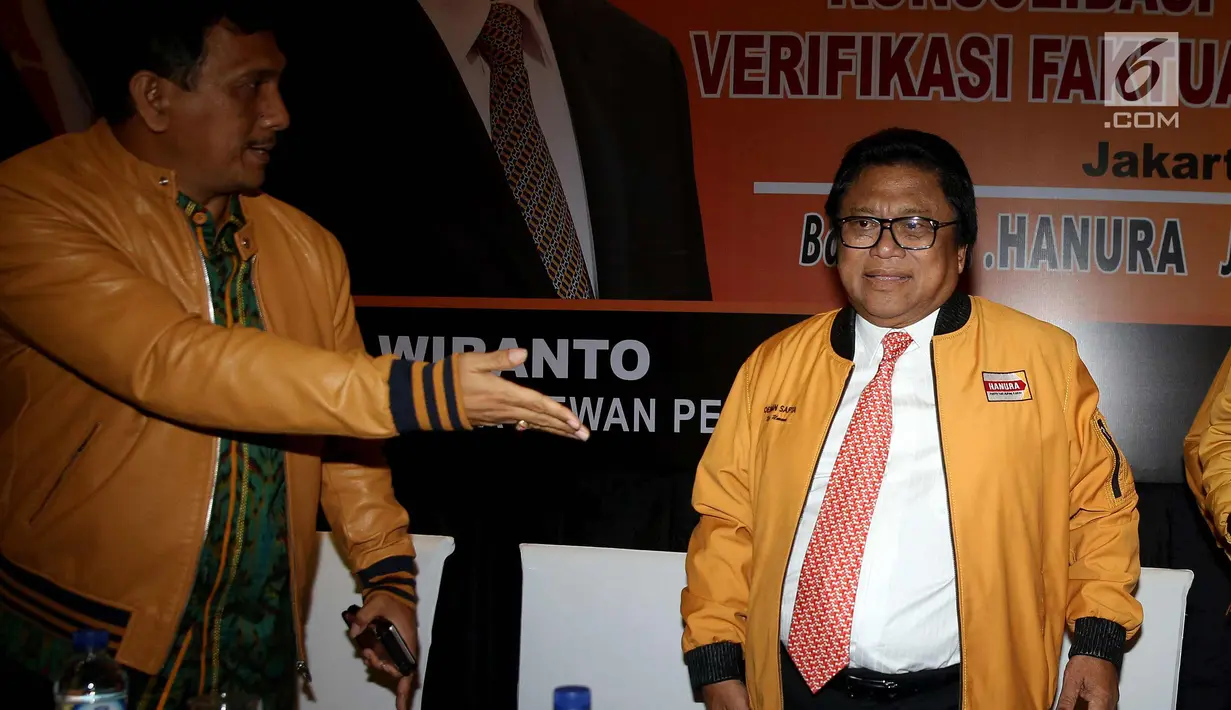 Ketum Partai Hanura, Oesman Sapta Odang bersiap memimpin rapat koordinasi DPD Partai Hanura se-Indonesia, Jakarta, Rabu (17/1). Rapat tersebut membahas kesiapan partai menghadapi verifikasi faktual KPU menuju Pemilu 2019. (Liputan6.com/Johan Tallo)