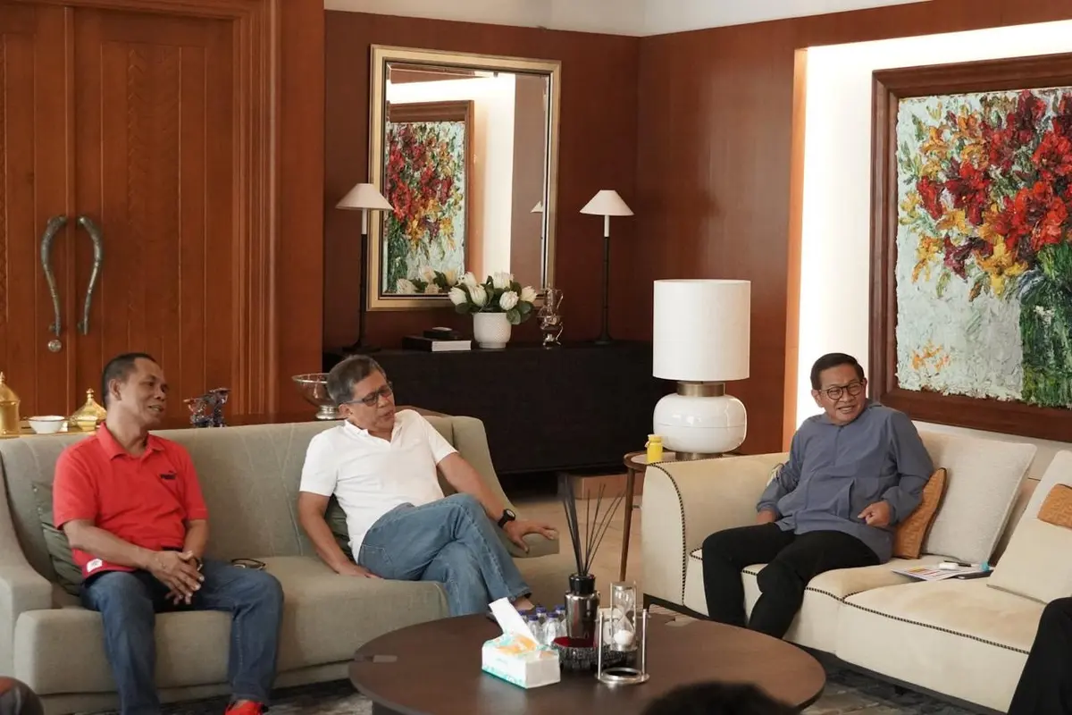 Pengamat politik Rocky Gerung menyambangi kediaman calon Gubernur Jakarta nomor urut tiga Pramono Anung.