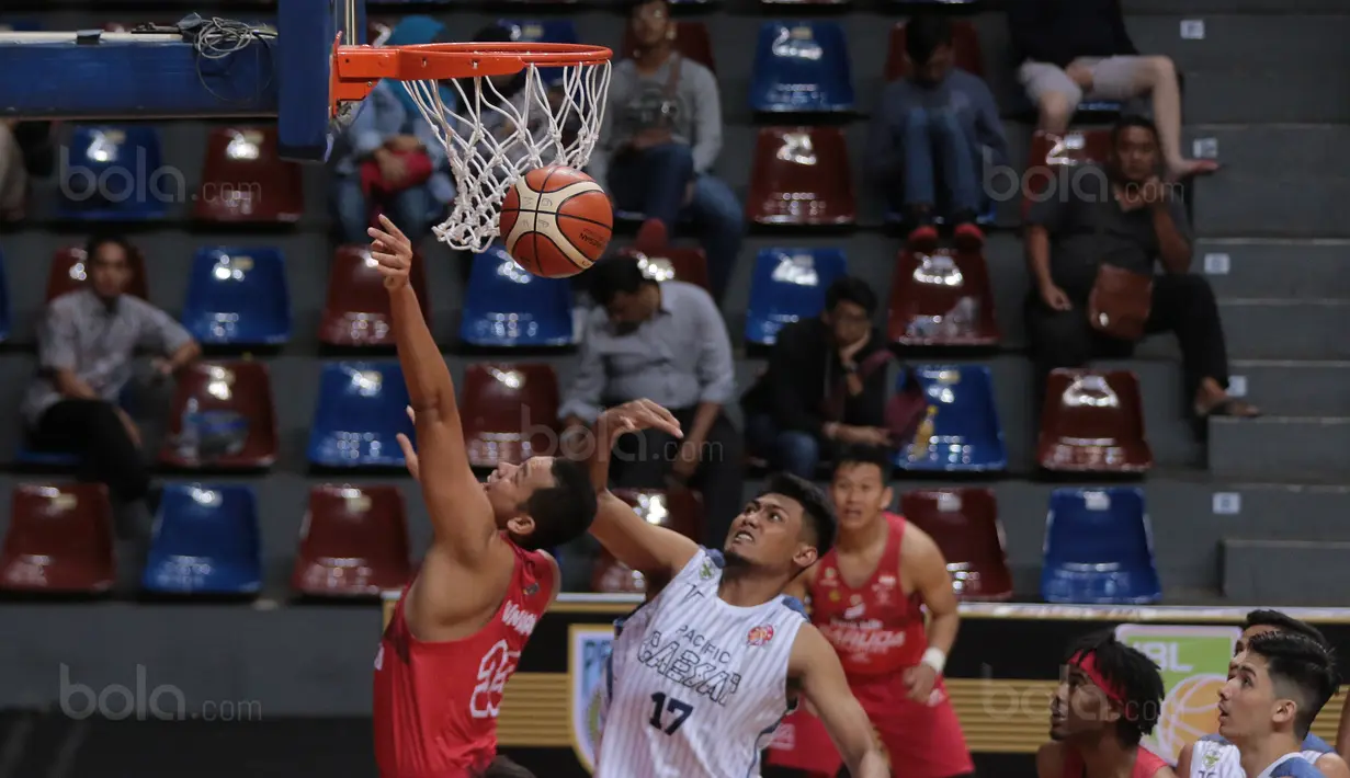 Pemain Pacific Caesar, Wicaksono (kanan) menghalau tembakan pemain Garuda Bandung, Luthfianes Gunawan pada laga Perbasi Cup 2017 di Sports Mall, Kelapa Gading, Jakarta, (06/11/2017). Pacific Caesar menang 66-63. (Bola.com/Nick Hanoatubun)