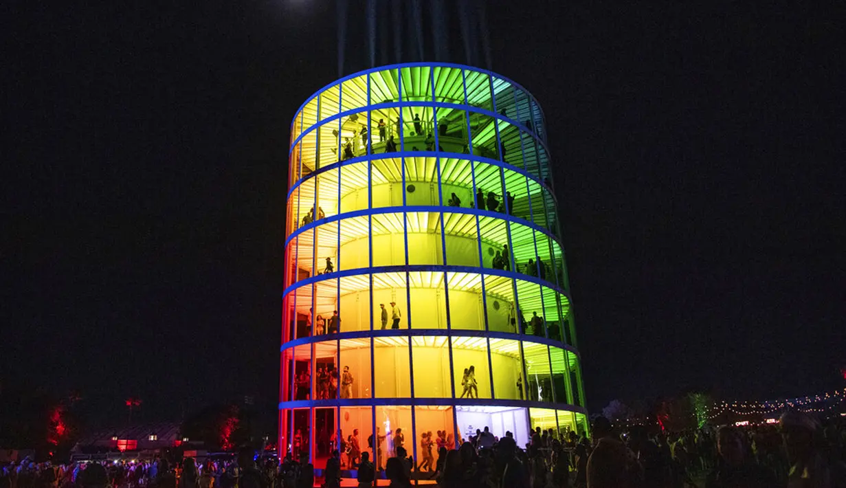 Pengunjung menghadiri Coachella Music and Arts Festival di Empire Polo Club, Indio, California, Amerika Serikat, 15 April 2022. Niki Zefanya dan Rich Brian menjadi musisi Indonesia pertama yang tampil di Coachella. (Photo by Amy Harris/Invision/AP)