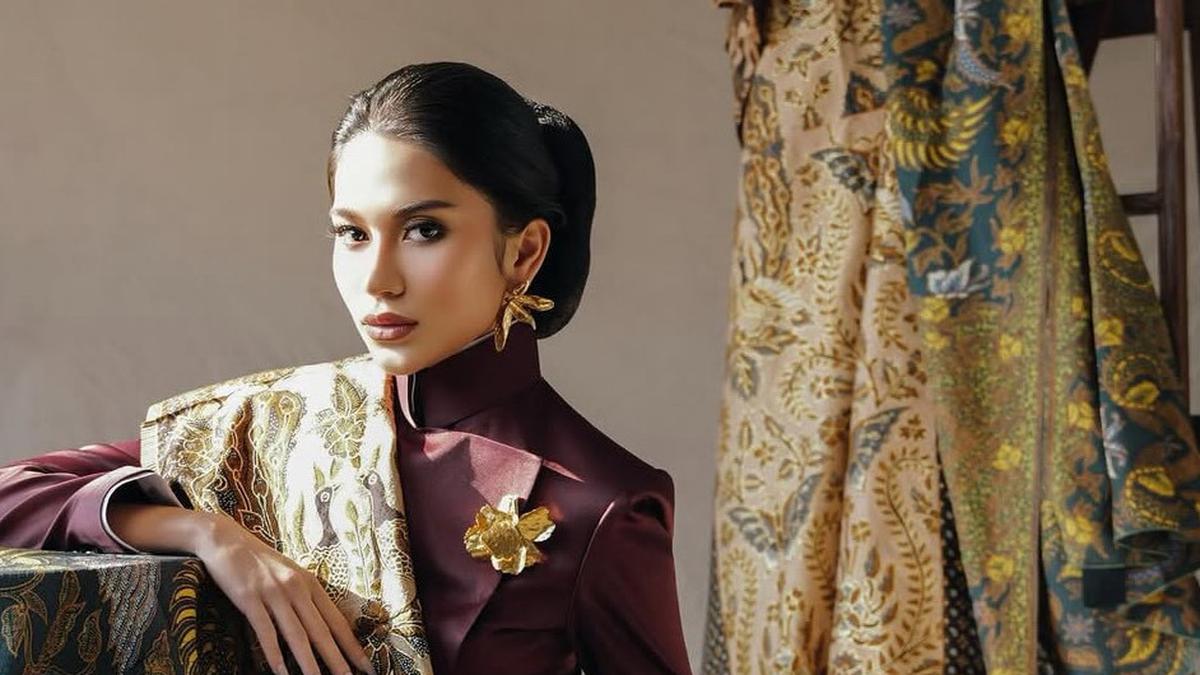6 Potret Terbaru Azizah Salsha Dibalut Kebaya Janggan dan Dress Batik Strapless, Netizen Sebut Mirip Ariel Tatum