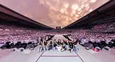 Melalui media Korea Selatan, anggota TWICE diketahui telah bertolak ke Indonesia dari Bandara Incheon. Nayeon, Jeongyeon, Momo, Sana, Jihyo, Mina, Dahyun, Chaeyoung, dan Tzuyu sendiri akan menggelar konser di Jakarta Internasional Stadium pada Sabtu (23/12/2023). (Liputan6.com/IG/@twicetagram)