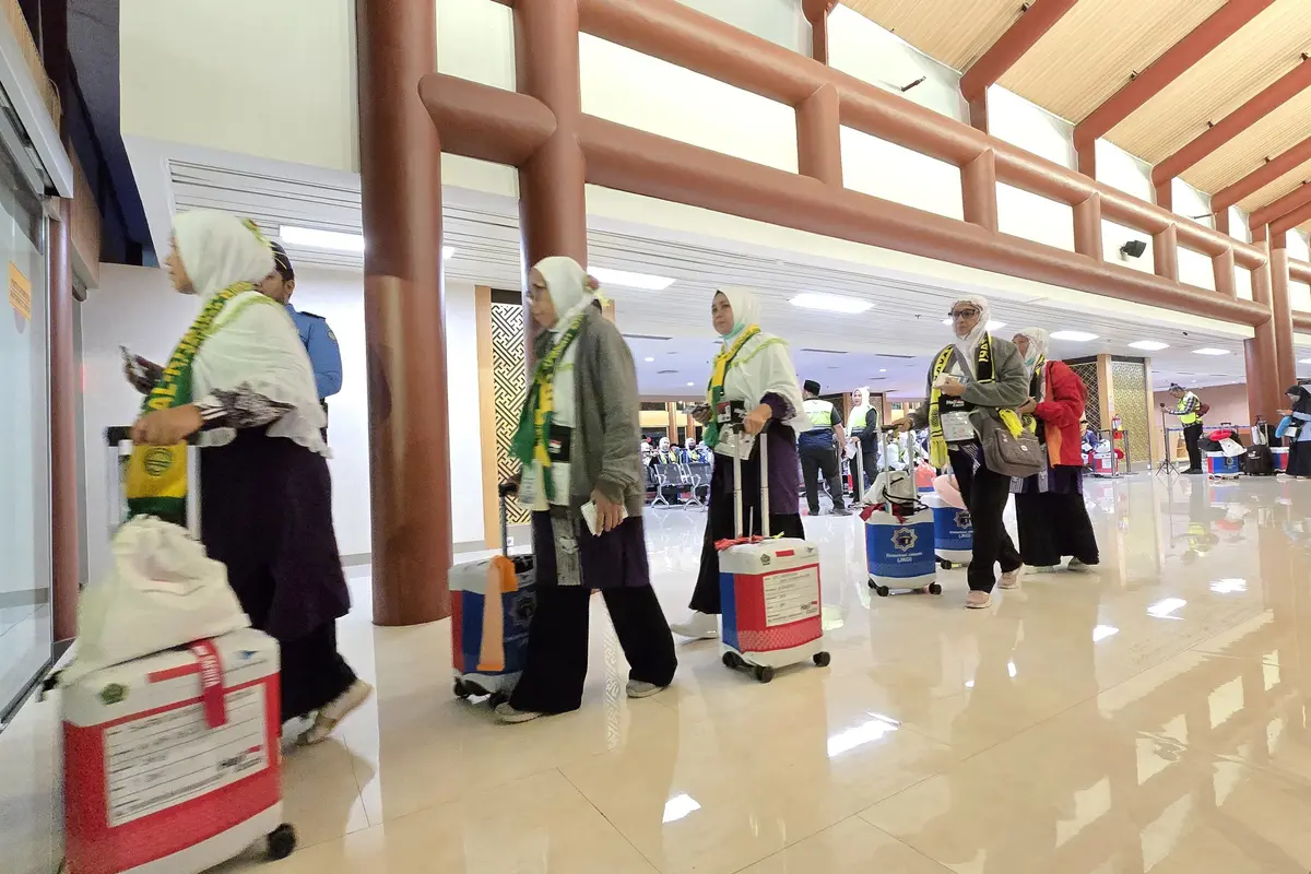 Jemaah calon haji kloter pertama dari embarkasi Pondok Gede dan Bekasi, dipastikan sudah diberangkatkan ke Tanah Suci, pada Jumat (2/5/2025) dini hari.