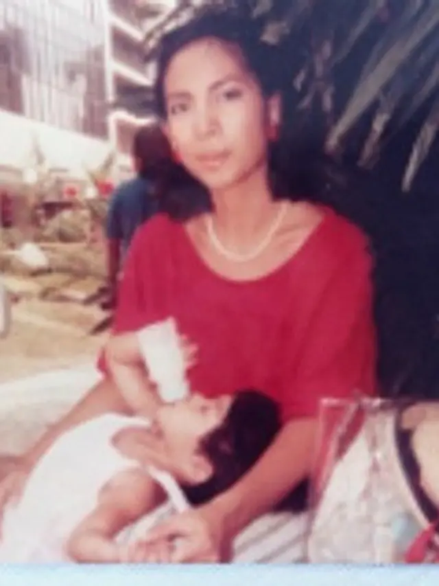6 Foto Jadul Dian Sastrowardoyo Saat Masa Kecil Bersama Sang Ibu