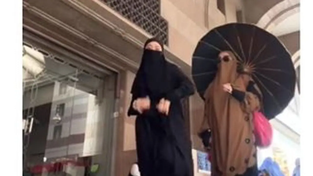 Heboh Selebgram Indonesia Joget TikTok di Tanah Suci, Warganet: Akhlaknya Hilang