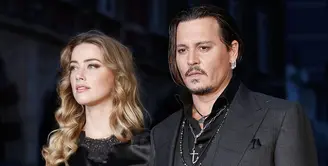 Johnny Depp dan Amber Heard bertemy di The Rum Diaries pada 2011. Mereka pun menikah pada 2015. Sayang, mereka harus berpisah karena Johnny dituduh melakukan kekerasan fisik pada Amber. (ScreenRant)