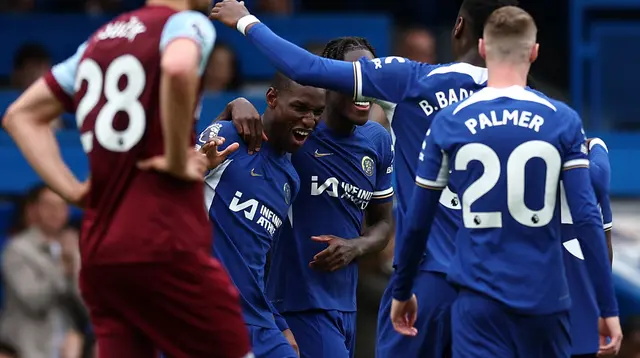 Pemain Chelsea merayakan gol yang dicetak oleh Nicolas Jackson dalam laga melawan West Ham United pada pekan ke-36 Premier League 2023/2024 di Stamford Bridge, Minggu (5/5/2024) malam WIB.  (HENRY NICHOLLS / AFP)