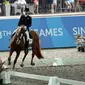 Atlet berkuda, Larasati Gading saat tampil di nomor tunggang serasi tim Sea Games 2015 di Singapore Turf Club Riding Centre, Sabtu (6/6/2015). Larasati Gading memastikan Indonesia meraih emas cabang berkuda. (Liputan6.com/Helmi Fithriansyah)