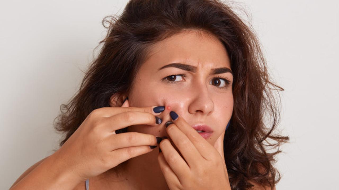 Gambar Ilustrasi Wanita Memencet Jerawat