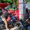 Pertamina Patra Niaga akan mengedepankan keandalan layanan serta kesinambungan distribusi energi nasional. Tampak dalam foto, para pengendara sepeda motor mengantre untuk mengisi bahan bakar sepeda motor mereka di sebuah Stasiun Pengisian Bahan Bakar Umum (SPBU), Jakarta pada Rabu 1 April 2026. (BAY ISMOYO/AFP)