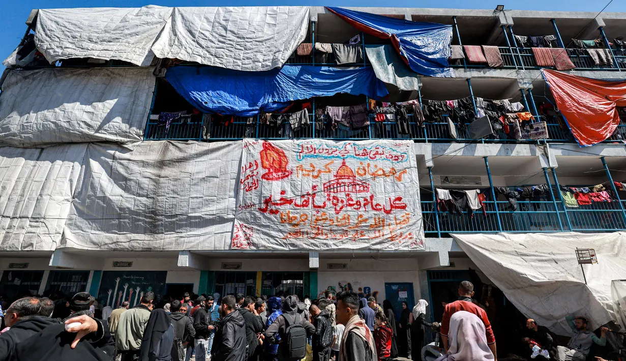 Tulisan tersebut menunjukkan pesan-pesan ucapan selamat datang bulan suci Ramadan. (MOHAMMED ABED/AFP)