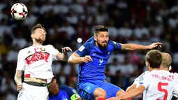 Pemain Belarusia, Mikhail Sivakow (kiri) berebut bola dengan penyerang Prancis, Olivier Giroud pada kualifikasi Piala Dunia 2018 di Borisov Arena, Borisov, Belarusia. (AFP/Franck Fife)