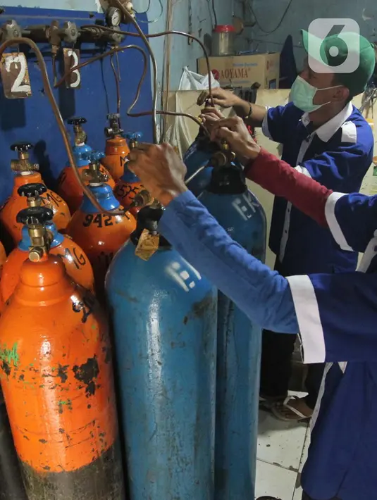 Pekerja mengisi ulang tabung oksigen medis di agen isi ulang oksigen di Cipondoh, Kota Tangerang, Kamis (24/6/2021). Permintaan tabung oksigen kebutuhan medis rumahan dan rumah sakit mengalami peningkatan hingga 100 persen sejak lonjakan kasus COVID-19 di Kota Tangerang. (Liputan6.com/Angga Yuniar)