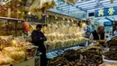 Seorang pedagang sirip ikan hiu menunggu pembeli di tokonya di Hong Kong (6/3). Pada tahun 2013 pemerintah kota setempat menyatakan berhenti mengkonsumsi sirip ikan hiu yang biasanya dihidangkan dalam acara-acara resmi. (AFP/Anthony Wallace)