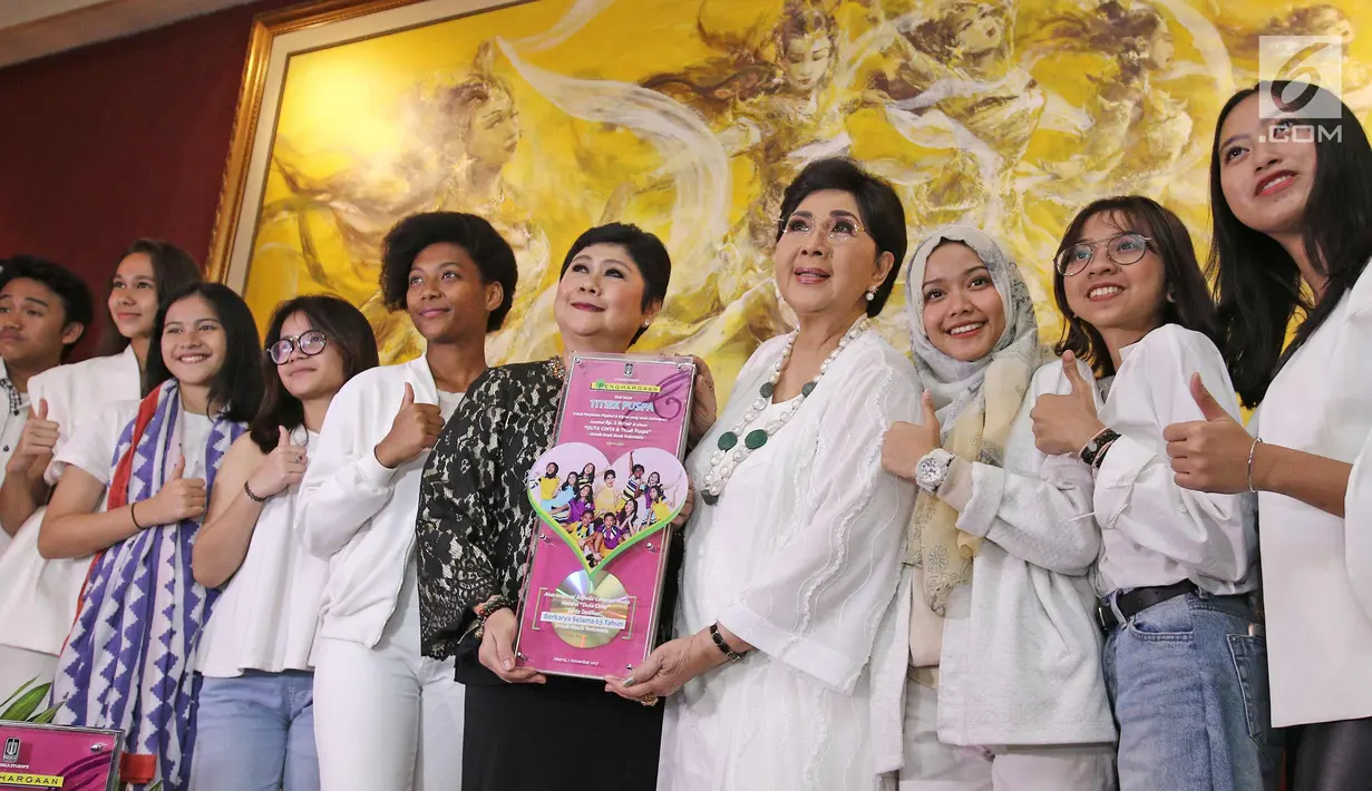 Penyanyi Titiek Puspa menerima penghargaan penjualan physical dan digital melampui nominal Rp2 Milyar di album "Duta Cinta & Titiek Puspa" dari produser musica Indrawati Widjaja di ultahnya yang ke 80, Jakarta, Rabu (1/11). (Liputan6.com/Herman Zakharia)