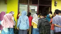 Para korban mendatangi kediaman tersangka penipuan dan penggelapan bermodus arisan online. (Foto: Istimewa)