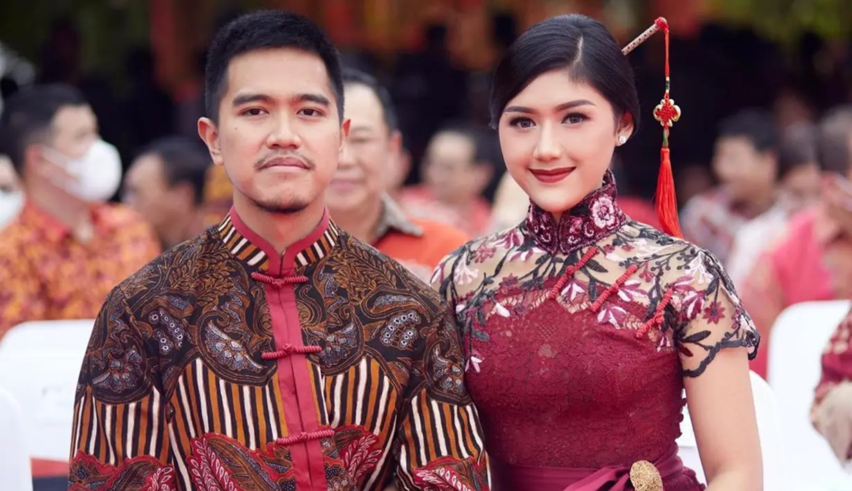 Kaesang Pangarep dan Erina Gudono kompak memakai busana merah batik dan kebaya dengan aksen budaya Cina. Penampilan keduanya ini pun mencuri perhatian banyak netizen. (Liputan6.com/IG/@erinagudono)