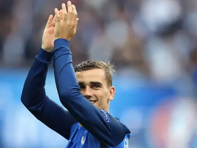 Antoine Griezmann memberikan tepung tangan saat laga final melawan Portugal pada piala Eropa 2016 di Stade de France, Saint-Denis, Paris, (10/7/2016). (AFP/Valery Hache)