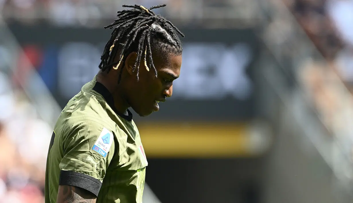 <p>Reaksi kecewa pemain AC Milan, Rafael Leao saat ditarik ke luar lapangan oleh pelatih Stefano Pioli pada laga pekan ke-34 Liga Italia 2022/2023 antara AC Milan melawan Lazio di San Siro, Milan, Italia, Sabtu (06/05/2023). Leao digantikan oleh Alexis Saelemaekers pada menit ke-11. (AFP/Isabella Bonotto)</p>