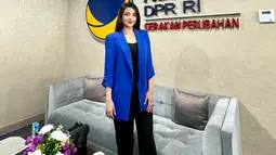 Memadukan busana berwarna hitam, Tsania Marwa terlihat memadukannya dengan blazer berwarna biru. Penampilan pemain Dalam Mihrab Cinta ini terlihat begitu cerah dan menawan. (Liputan6.com/IG/@tsaniamarwa54)