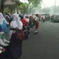 Pelajar di Riau dipulangkan dari sekolah karena kabut asap dari kebakaran hutan dan lahan membahayakan kesehatan. (Liputan6.com/M Syukur)