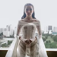 Busana pernikahan Beby Tsabina banyak diinfusi dengan unsur adat tradisional. Tak hanya adat Nusantara, Beby Tsabina juga memasukkan adat Jepang ke dalam busana pernikahannya. [@monicaivena]