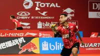 Tunggal putra Indonesia Tommy Sugiarto mengembalikan bola kepada Pablo Abian dari Spanyol pada babak pertama TOTAL BWF World Championships 2015 di Istora Senayan, Jakarta, Senin (10/8/2015). (Liputan6.com/Helmi Fithiansyah)