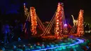 Pengunjung berjalan melintasi Jembatan Labu di Great Jack O’Lantern Blaze, tempat ribuan labu ukiran tangan dipajang, selama "The Great Jack O'Lantern Blaze" di Croton-on-Hudson, New York menjelang Halloween pada 25 Oktober 2023. (ANGELA WEISS / AFP)