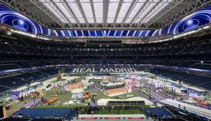 Tampak Stadion Bernabeu disulap jadi arena bertema Natal. (AFP)