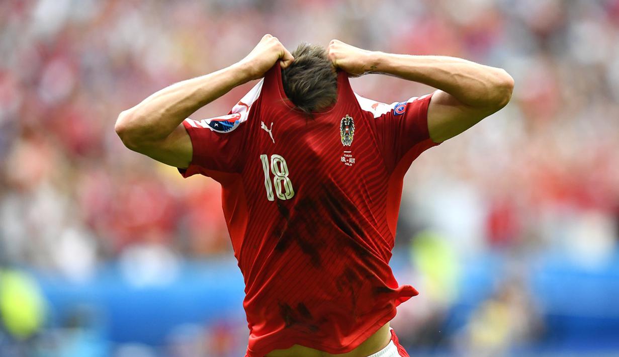 Ekspresi pemain Austria, Alessandro Schoepf, setelah mencetak gol ke gawang Islandia pada laga terakhir Grup F Piala Eropa 2016 di Stade de France, Paris, Rabu (23/6/2016). (AFP/Franck Fife)