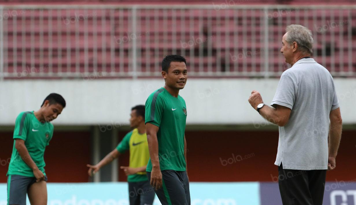 Dedi Kusnandar menyimak instruksi Alfred Riedl saat sesi latihan di Stadion Maguwoharjo, Sleman, Jumat (07/10/2016). (Bola.com/Nicklas Hanoatubun)