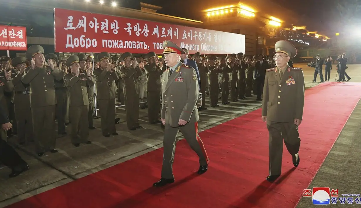 <p>China juga mengonfirmasi akan mengirim delegasi yang dipimpin anggota Politbiro Li Hongzhong untuk menghadiri perayaan ini. Kunjungan delegasi Rusia dan China ini menjadi lawatan pejabat asing pertama ke Korea Utara sejak pandemi COVID-19 melanda. (STR/KCNA VIA KNS/AFP)</p>