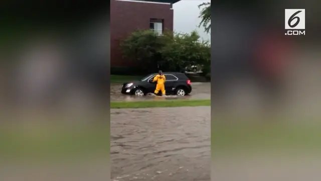 Banjir besar di Wisconsin, AS sebabkan jalanan kota terputus. Seorang sopir terjebak dalam kendaraan yang terseret banjir.
