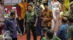 Presiden Jokowi didampingi Jenderal TNI Moeldoko saat menghadiri acara buka puasa bersama di Mabes TNI, Jakarta, Selasa (7/7/2015). Wapres JK, sejumlah menteri  dan pemimpin lembaga tinggi Negara ikut hadir di acara tersebut. (Liputan6.com/Faizal Fanani)