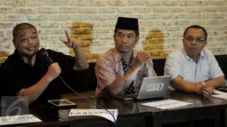 Romo Benny Susatyo (kiri) saat menggelar konferensi pers terkait Setya Novanto, Jakarta, Minggu (29/11/2015). Koalisi Bongkar Mafia Parlemen mendesak Setnov untuk mundur.(Liputan6.com/Johan Tallo) 