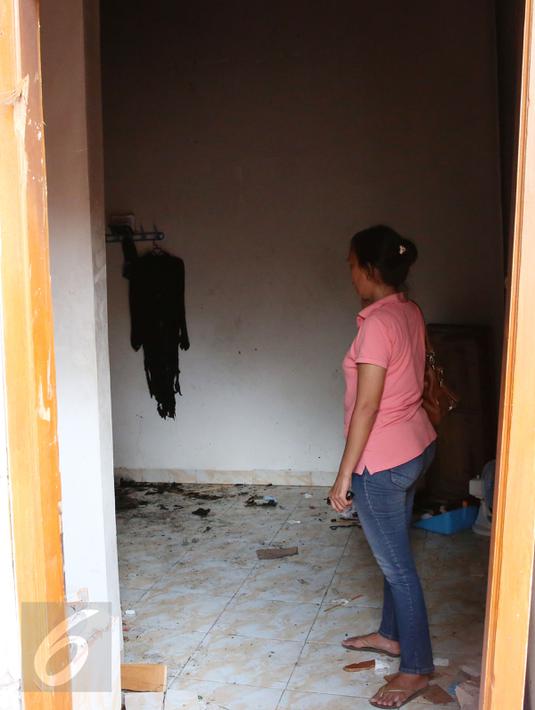 Pemilik kos melihat kamar kos-kosan terduga anggota jaringan teroris, Bekasi (11/12). Bom panci itu diamankan di kos yang dihuni oleh salah satu 'calon pengantin' bom bunuh diri, yakni perempuan berinisial DYN. (Liputan6.com/JohanTallo)