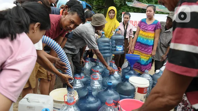 Warga Kelurahan Gedong Terima Bantuan Air Bersih