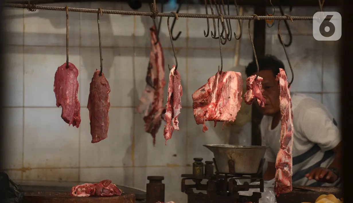 Pedagang daging sapi menunggu pembeli di Pasar Perumnas, Jakarta, Selasa (19/1/2021). Pedagang daging sapi akan mogok jualan mulai 20 Januari 2021 sampai tiga hari ke depan. (merdeka.com/Imam Buhori)